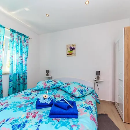 Apartmán Amazing In With Swimming Pool Ika