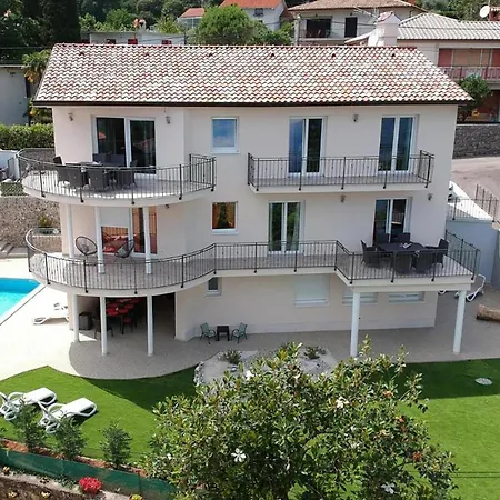 Apartmán Amazing In With Swimming Pool Ika