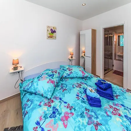 Apartmán Amazing In With Swimming Pool Ika